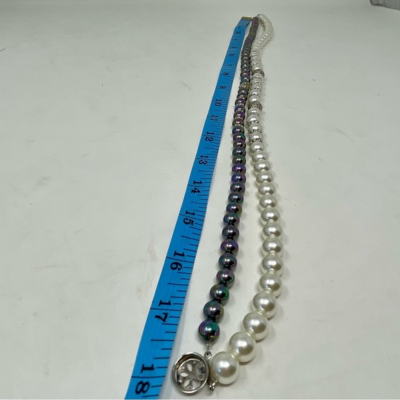 Beautiful faux black and white pearl double strand necklace. - Picture 4 of 4